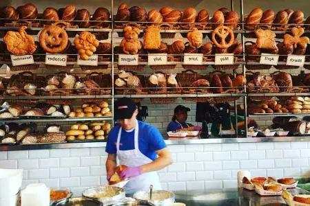 サンフランシスコのブーダン・ベーカリーでパン職人がサワードウパンを作っています。