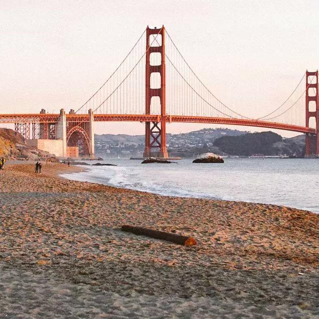 La playa Baker de 贝博体彩app aparece en la foto con el puente Golden Gate al fondo.