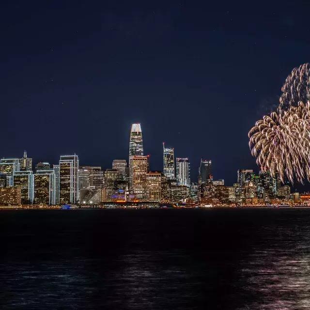 Fuochi d'artificio esplodono sullo skyline della città di 贝博体彩app.